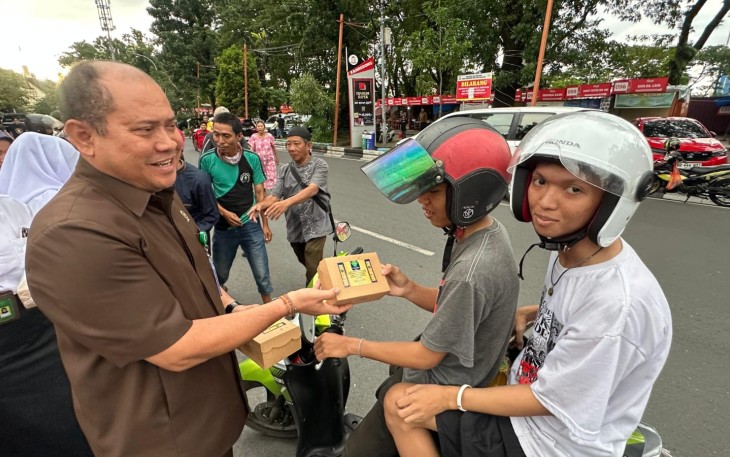 PN Makassar Selipkan Pesan Antikorupsi di Menu Takjil Gratis 