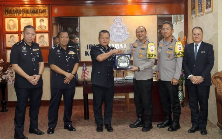 Kepala Kepolisian Daerah Kalimantan Barat Irjen Pol Pipit Rismanto S.I.K., M.H., melakukan pertemuan resmi dengan jajaran Kepolisian Diraja Malaysia (PDRM) Sarawak di Markas Besar Kontingen Polis Sarawak, Selasa (8/4/2025)