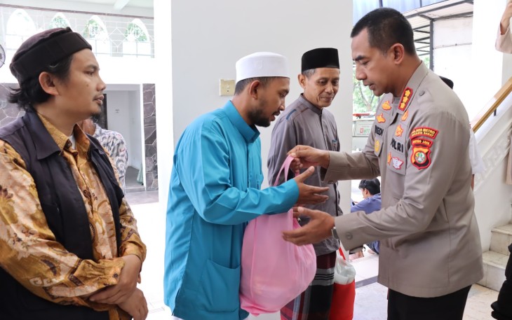 Kapolres Metro Jakbar Bagikan Sembako di Masjid Al Muthmainah