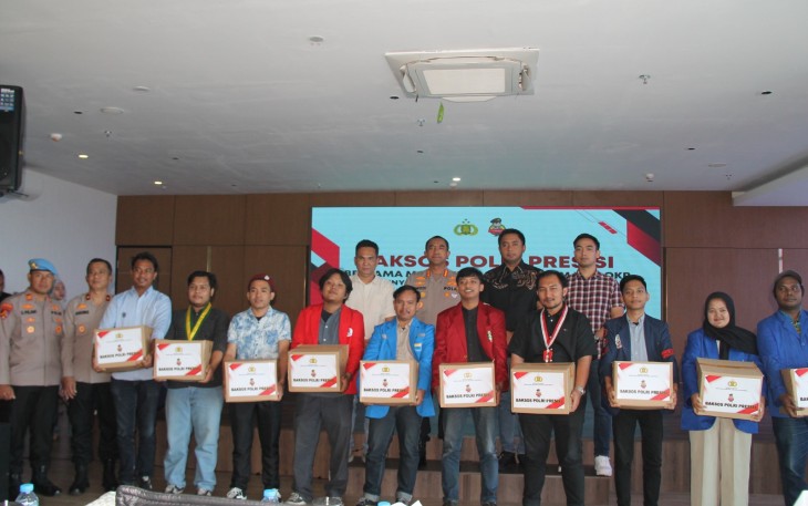 Polres Metro Jakbar Bersama BEM dan OKP Bagikan Bantuan Sosial