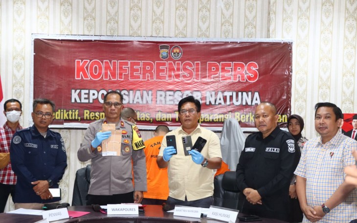 Wakapolres Natuna Kompol Paten Tarigan, SH didampingi Kasat Narkoba Iptu Walter P, Nainggolan, SH, Kasi Humas Polres Natuna Iptu Sukamto Manulang Saat Melakukan Konferensi Pers 
