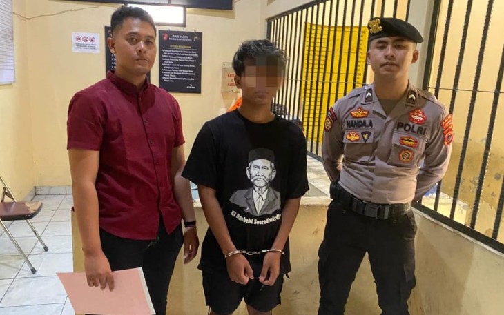 KA (19), tersangka pengeroyokan seorang pelajar di Jaten, Karanganyar, diamankan anggota Sat Reskrim Polres Karanganyar, Jumat (23/5/2025)