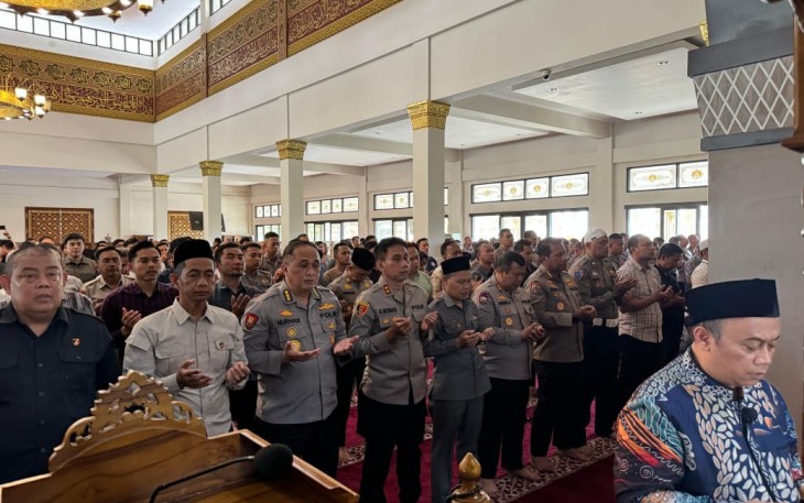 Polda Jabar dan Jajaran Serentak  Laksanakan Salat Ghoib