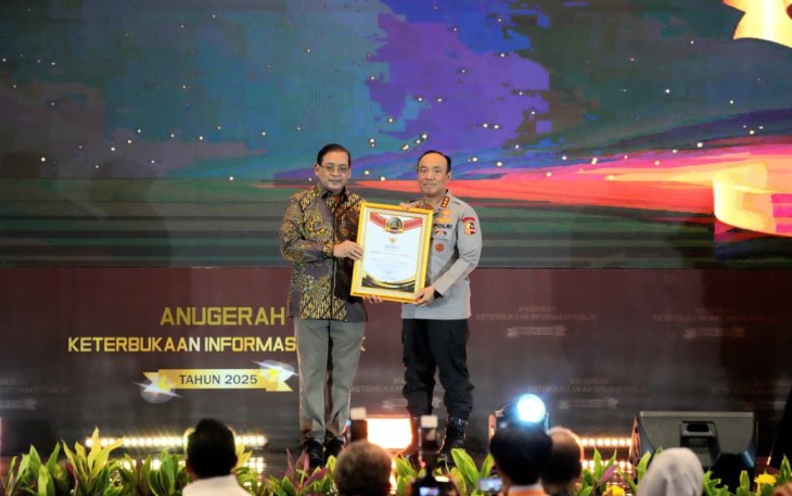 Penghargaan tersebut diterima oleh Kapolri Jend Pol Listyo Sigit Prabowo yang diwakili oleh Wakapolri Komjen Pol. Prof. Dr. Dedi Prasetyo, dan didampingi Kadivhumas Polri Irjen Pol. Dr. Sandi Nugroho, beserta jajaran Divhumas Polri dan pengelola layanan informasi.