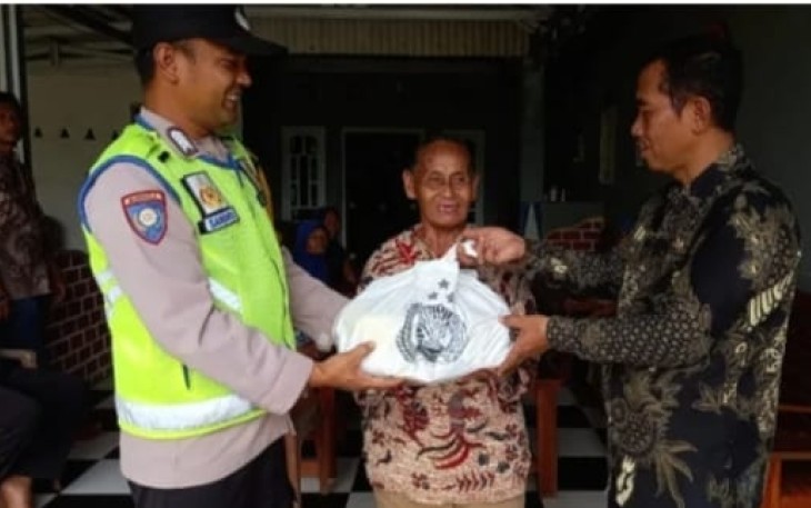 Polsek Belitang III Salurkan Bansos Kepada Warga Lansia
