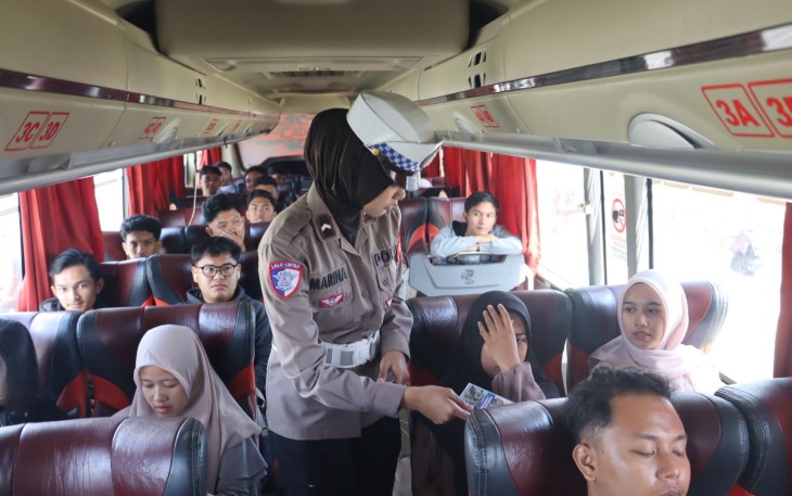 Ditlantas Polda Kalteng Bagikan Buku Saku Keselamatan Berlalu Lintas Kepada Para Pemudik 