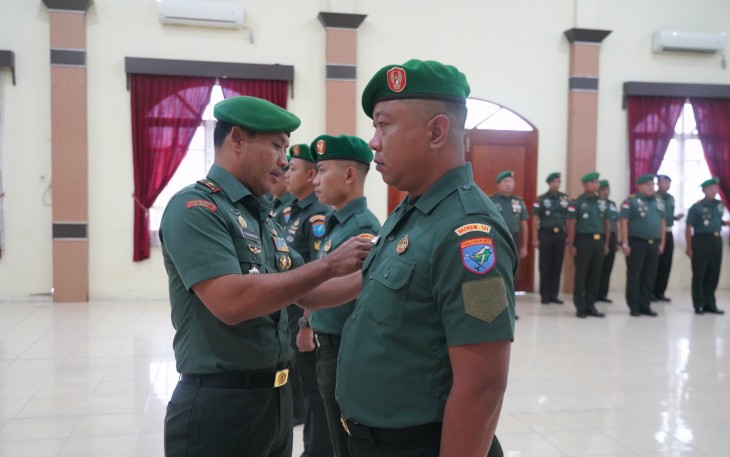Komandan Korem 121/Abw Brigjen TNI Purnomosidi, S.I.P., M.A.P., M.Han., memimpin acara laporan Korps kenaikan pangkat prajurit Korem 121/Abw Periode 1 April 2025, sebanyak 23 orang terdiri dari 2 orang Perwira, 20 orang Bintara dan 1 orang Tamtama, kegiatan ini berlangsung di Aula Korem 121/Abw, Sintang, Kalimantan Barat, Rabu (09/04/2025)