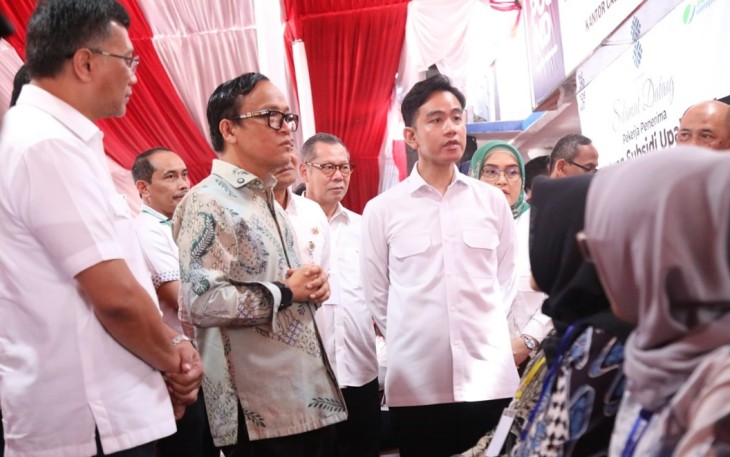 Wamenaker Immanuel Ebenezer Gerungan mendampingi Wapres Gibran saat memantau penyaluran BSU 2025 di Boyolali, Jum'at (18/7)