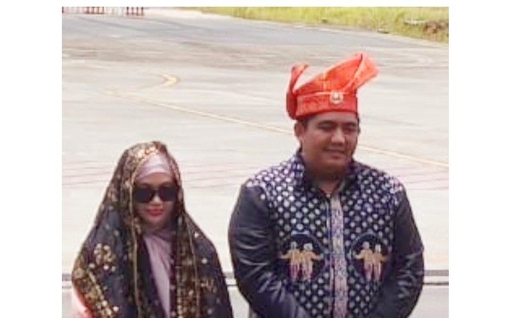 Bupati Bintan Roby Kurniawan S.P.W.K saat di sambut di terminal VVIP Bandara Raja Haji Fisabilillah Tanjung Pinang, Sabtu (01/03/2025)