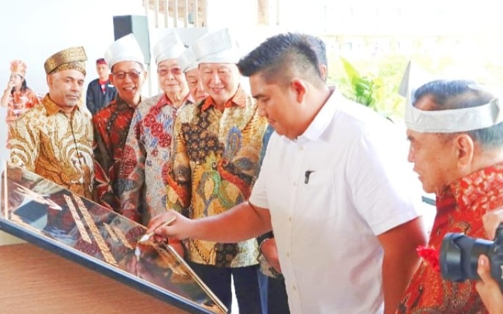 Bupati Bintan Roby Kurniawan menandatangani Prasasti sebagai tanda Grand Opening Four Points by Sheraton Bintan yang merupakan bagian dari Marriot Bonvoy