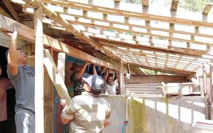 Babinsa Koramil 0801/11 Donorojo Gotong Royong Renovasi Rumah Warga
