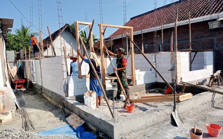 Babinsa Desa Sumbergandu Bantu Warga Bangun Rumah