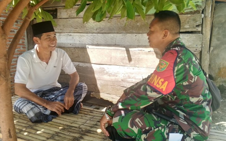 Anggota Satgas TMMD Ke-124 Kodim 0408/BS saat Komsos dengan Tokoh Agama