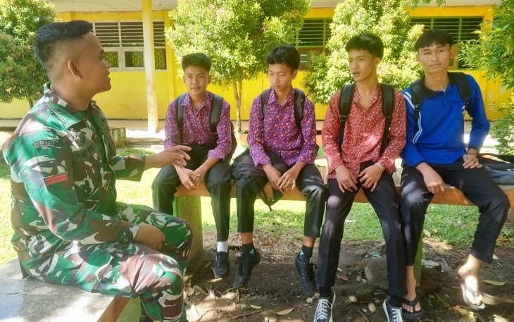 Anggota Satgas TMMD Ke–124 Kodim 0408/BS saat Komsos Dengan Siswa SMAN 4 Kaur