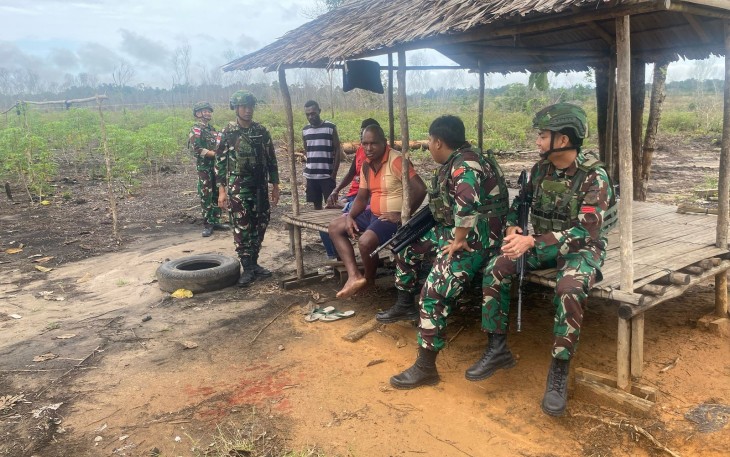 Satgas Yonif 642/Kps saat Sambangi Warga