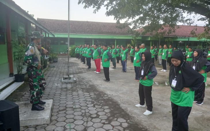  Koramil 0803/16 Wonoasri, Kabupaten Madiun, memberikan pelatihan Peraturan Baris Berbaris (PBB) kepada peserta Pendidikan Dasar Kader Penggerak Nahdlatul Ulama (PD-PKPNU) PCNU Kabupaten Madiun. Kegiatan tersebut dilaksanakan di Pondok Pesantren Al-Basmalah, Desa Plumpungrejo, Kecamatan Wonoasri, Minggu (16/2)