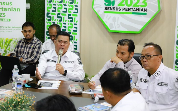 Sekretaris Daerah Kabupaten Bintan mendengarkan paparan Badan Pusat Statistik (BPS) Bintan guna membahas statistik perkembangan pariwisata dan perkembangan transportasi laut di Bintan