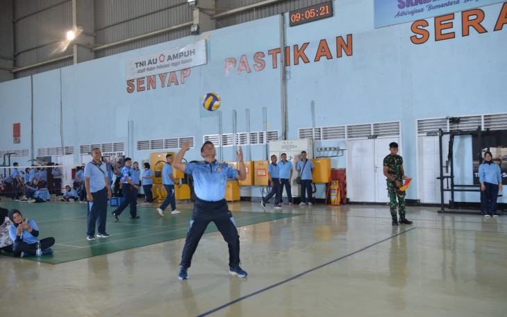 Komandan Lanud (Danlanud) Sultan Hasanuddin, Marsma TNI Arifaini Nur Dwiyanto, M. Han., menghadiri upacara pembukaan pertandingan olahraga antar satuan dalam rangka peringatan Hari Ulang Tahun (HUT) ke-79 TNI Angkatan Udara Tahun 2025, bertempat  di Apron Barat Skadron Udara 5 Lanud Sultan Hasanuddin, Makassar, Senin (24/2/2025)