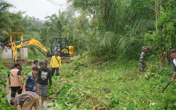 Satgas TMMD Ke-124 Kodim 0408/BS Gotong Royong Bersama Warga dan Poktan Buat Saluran Air