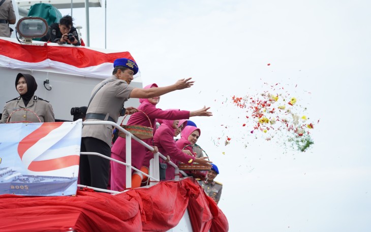 Korpolairud Baharkam Polri menyelenggarakan Upacara Tabur Bunga di Laut sebagai bentuk penghormatan atas jasa para pahlawan yang telah gugur dalam menjalankan tugas negara.