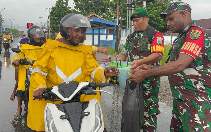 Prajurit dan Persit Koramil Agimuga Berbagi Takjil