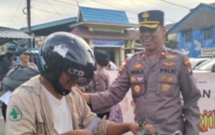 Kapolres Bintan Bersama Polwan Polres Bintan Bagikan Takjil Kepada Masyarakat Bintan Utara