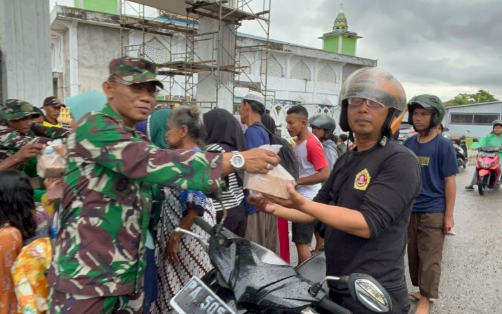 Koramil 1710-01/Kokonao Kembali Bagikan Takjil Ramadan Gratis Untuk Pengguna Jalan