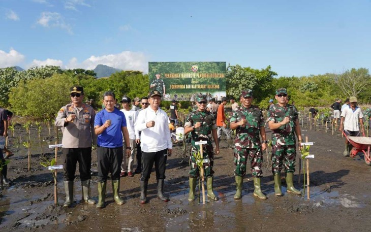  Pangdam IX/Udayana Mayjen TNI Zamroni, S.IP., M.Si, Irdam IX/Udayana, Danrem 163/Wira Satya dan Bupati Buleleng melaksanakan kegiatan penanaman mangrove di perairan Teluk Terima, Desa Sumberklampok, Kecamatan Gerokgak, Kabupaten Buleleng, Jumat (28/2/2025)