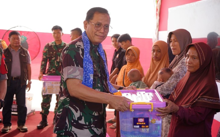 Tim Wasev TMMD Ke-124 Kodim 0408/BS Berikan Sembako dan Perlengkapan Olahraga untuk Warga
