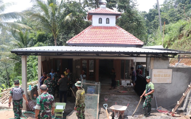 Komandan Kodim (Dandim) 0807/Tulungagung Letkol Kav Mohammad Nashir, S.Hub.Int., mendampingi Komandan Korem (Danrem) 081/DSJ Kolonel Arm Untoro Hariyanto dalam peninjauan pelaksanaan Pra TNI Manunggal Membangun Desa (TMMD) ke-123 di Desa Nglurup Kecamatan Sendang Kabupaten Tulungagung Jawa Timur, Sabtu (15/02/2025)