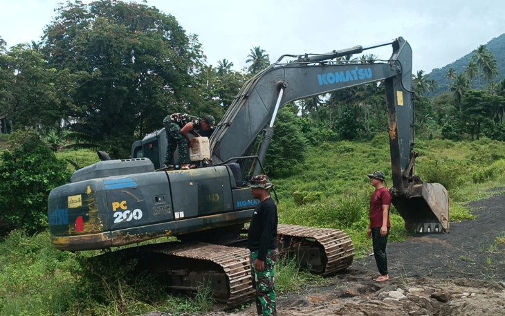 Satgas TMMD saat melakukan pengisian bahan bakar di alat berat excavator