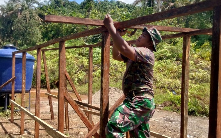 TNI Bangun Fasilitas MCK darurat bagi warga terdampak bencana di Desa Batu Hula, Kecamatan Batang Toru, Kabupaten Tapanuli Selatan, Jumat (12/12/2025). 