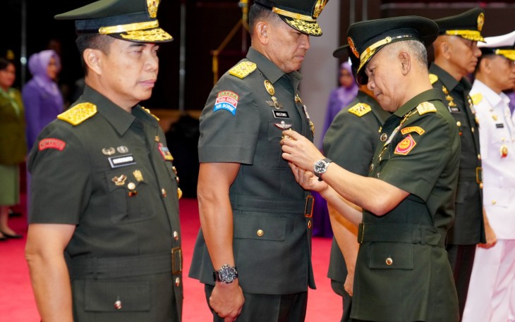Kasum TNI Letjen TNI Richard Tampubolon mewakili Panglima TNI Jenderal TNI Agus Subiyanto, memimpin Serah Terima Jabatan (Sertijab) 6 jabatan strategis di lingkungan Mabes TNI, bertempat di Aula Gatot Subroto, Mabes TNI, Cilangkap, Jakarta Timur, Kamis (20/3/2025)