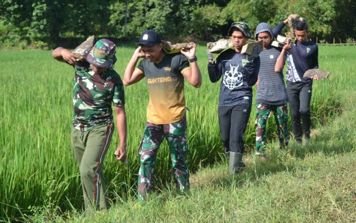 Satgas TMMD ke 123 Kodim 1405/Parepare Pindahkan Material Batu Secara Gotong Royong Kelokasi Sasaran