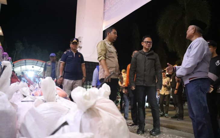 Wamendagri Bima saat Tinjau Posko Bencana di Kota Solok, Sumatera Barat (Sumbar), Senin (1/12/2025) malam.