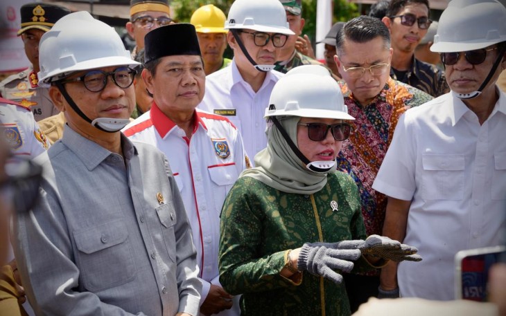 Wamenkop Farida Farichah saat melakukan peletakan batu pertama pembangunan fisik gerai, pergudangan dan kelengkapan Koperasi Desa Merah Putih Bontomate'ne, di Kabupaten Maros, Sulawesi Selatan, Selasa (02/12).