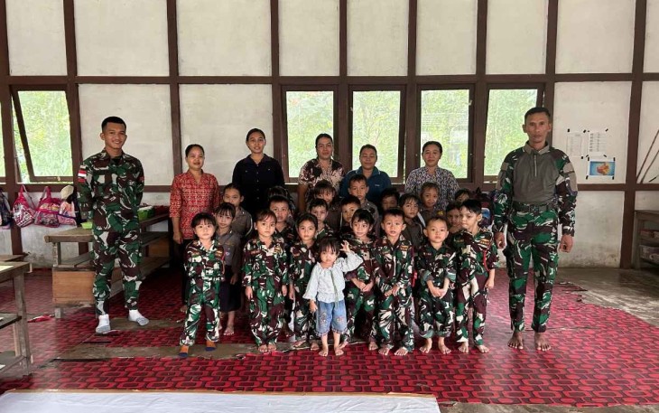 Satgas Yonzipur 5/ABW Tanamkan Cinta Tanah Air untuk Anak Usia Dini