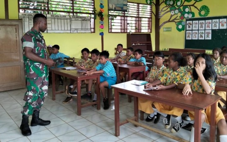 Babinsa Koramil 1708-02/Biak Utara Praka Arman Rou saat memberikan materi wawasan kebangsaan kepada siswa-siswi SD Inpres Korem Kampung Saukobye