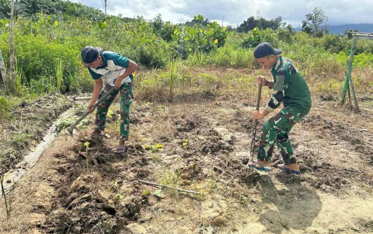 Pos Nanga Bayan Satgas Pamtas RI-Malaysia bersama-sama dengan siswa, serta staf SMP Negeri 4 bersama masyarakat sekitar menggelar kegiatan gotong royong membersihkan pangkalan asrama singgah sekolah SMP Negeri 4 Nanga Bayan, Kecamatan Nanga Bayan, Kabupaten Sintang, Selasa (18/2/2025)
