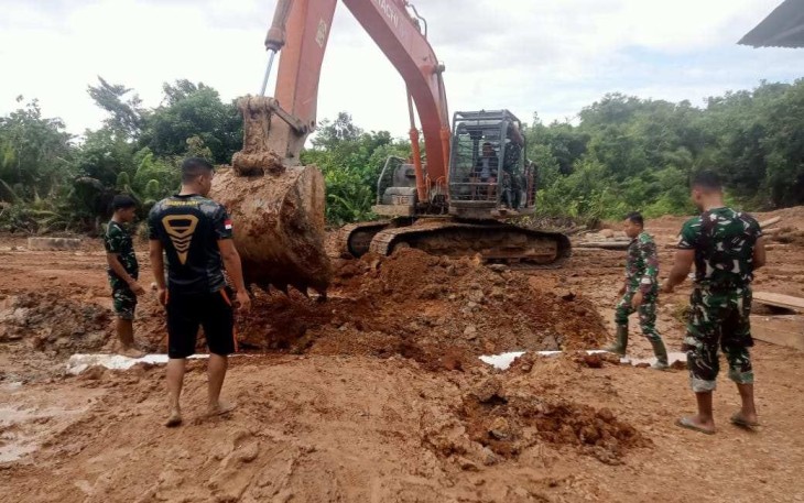 Satgas Yonzipur 5/ABW Terjunkan Alat Berat Perbaiki Jalan Perbatasan