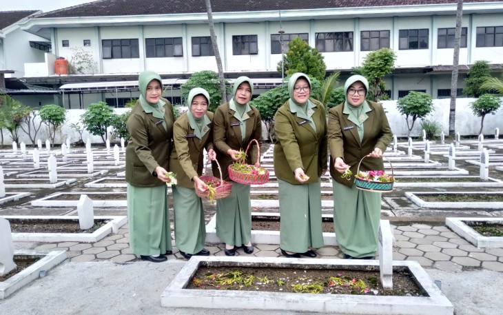 Persit KCK Cabang XX Dim 0806 Tebar Penghormatan di Taman Makam Pahlawan