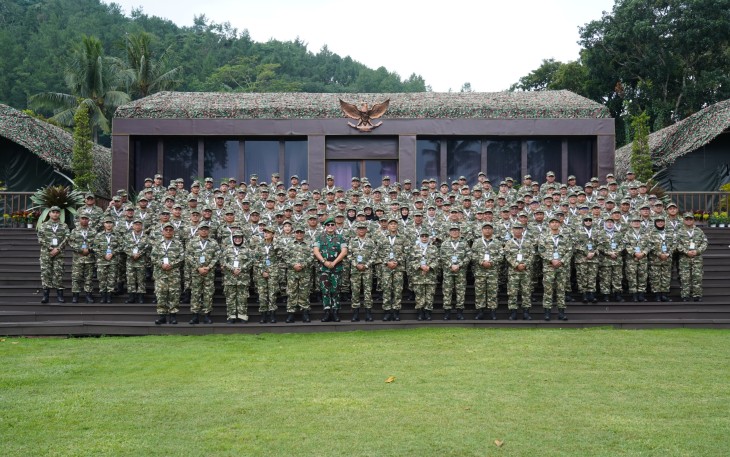 Gubernur Akademi Militer turut mendampingi Direktur Utama SIG, Indrieffouny Indra, dan Komisaris Utama SIG, Bapak Sigit Widyawan, dalam rangka menghadiri pembukaan kegiatan Retret Terintegrasi SIG Group 2026 yang diselenggarakan di Glamping Akademi Militer, Magelang