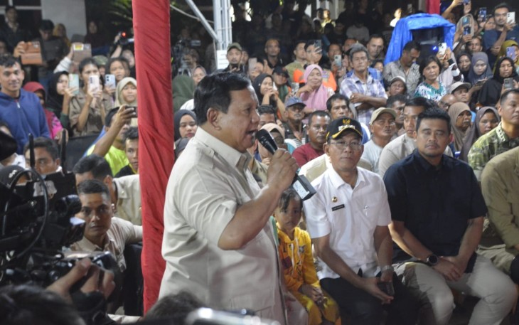 Presiden RI Prabowo Subianto saat menyambut Tahun Baru 2026 bersama warga terdampak bencana Alam Banjir bandang dan tanah longsor di Posko pengungsian Desa Batu Hula, kec Batang Toru Kabupaten Tapsel Sumatera Utara (31/12/2025)