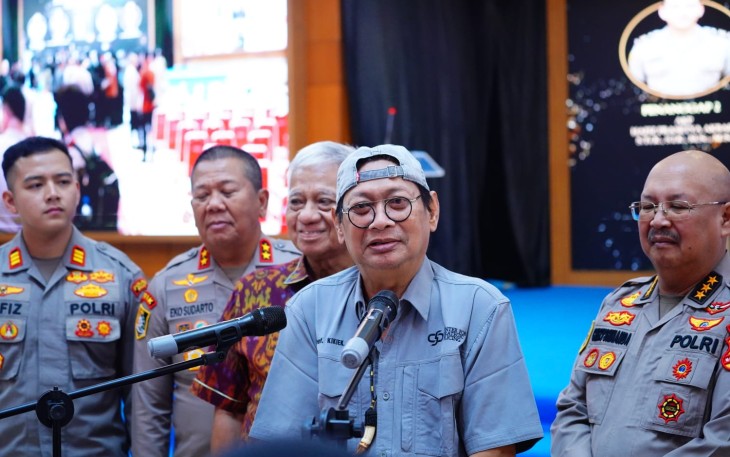 Penulis buku, Prof. Hermawan Sulistyo