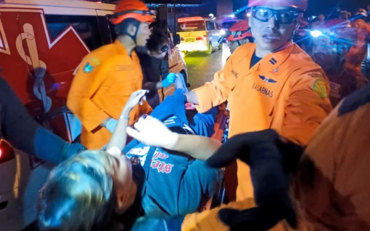 Personel Basarnas Surakarta mengevakuasi Rizki Dwi Saputra (20), pengemudi mobil pikap Daihatsu Gran Max yang mengalami kecelakaan di Jalan Raya Ahmad Yani kawasan Manahan, Kota Surakarta,  Senin (9/2/2026) malam.