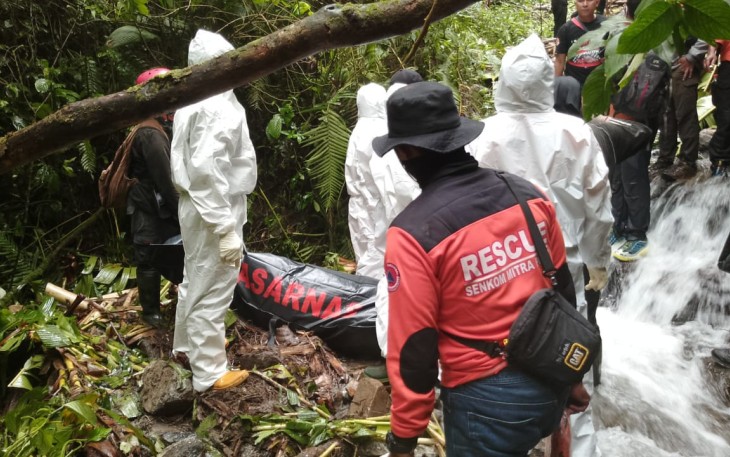 Tim SAR mengevakuasi jasad Yasid Ahmad Firdaus (26) yang ditemukan meninggal dunia di dekat aliran sungai kawasan Bukit Mitis, Tawangmangu, Karanganyar, Selasa (10/2/2026).