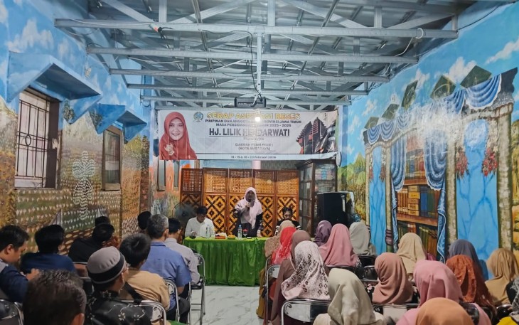 Ketua Fraksi PKS DPRD Provinsi Jawa Timur, Lilik Hendarwati saat menggelar reses di wilayah Banjar Sugihan, Surabaya, Rabu (11/2/2026) malam.
