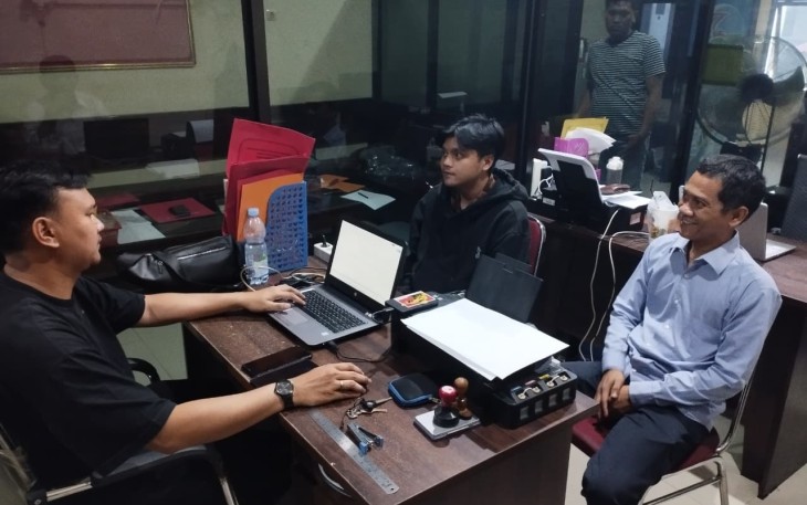 Polisi menginterogasi TN (22) dan AR (24), usai ditangkap karena mengkonsumsi tembakau sintetis pada Minggu (8/2/2026) malam. (Foto: Istimewa)