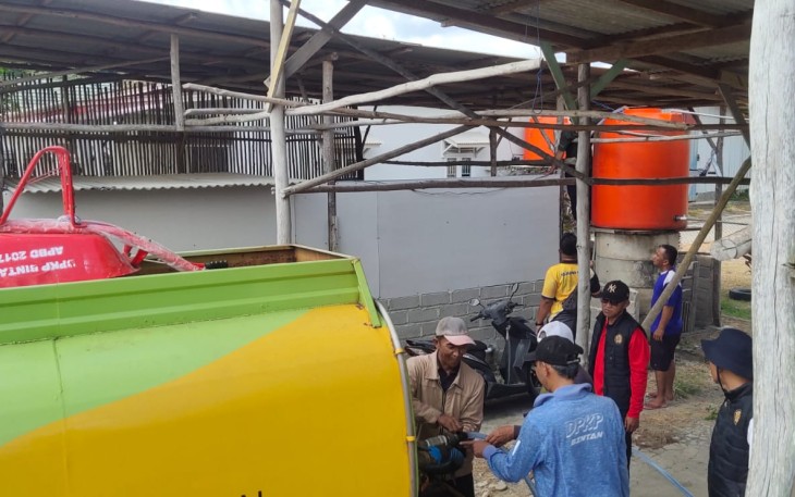 Pendistribusian air bersih bagi warga Kelurahan Kota Baru, Kabupaten Bintan.