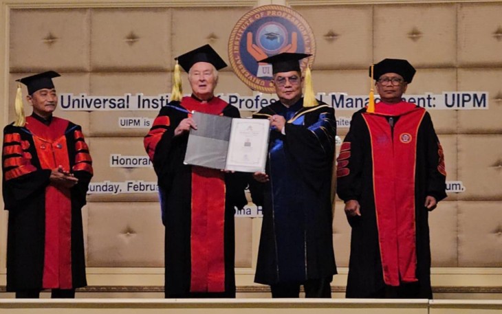 dr. Benjamin Kristianto, Mkes, MARS saat Raih Gelar Doktor PhD Berbasis Pengakuan Global